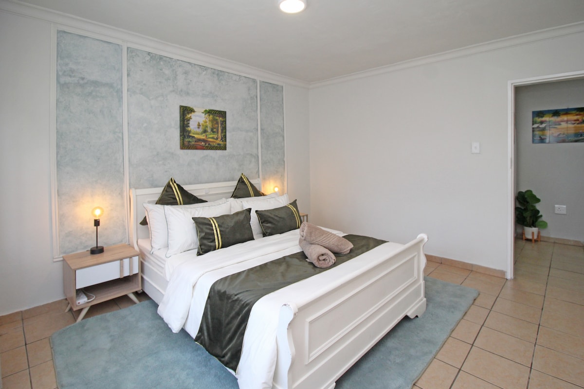 Lujosa cama de tamaño queen con ropa de cama de 200TC y manta eléctrica doble para mantenerte cálido y acogedor.