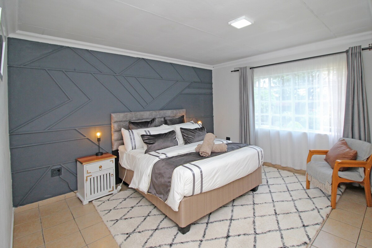 Lujosa y cómoda cama de tamaño queen con ropa de cama de algodón de 200 TC y manta eléctrica para esas noches frías para mantenerte agradable y cálido.