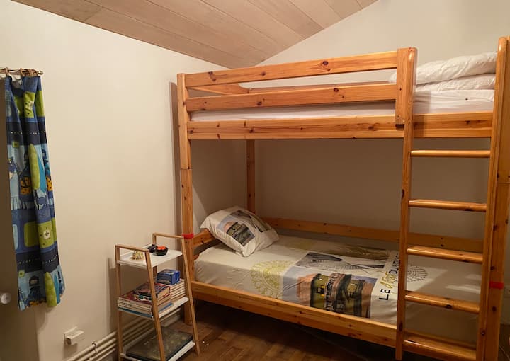 Საბავშვო ოთახი 2 ერთადგილიანი საწოლი სამუშაო მაგიდით - სათავსო კარადა - უკანა ეზოს ფანჯარა 