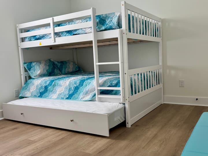 Imejaa juu ya kitanda cha ghorofa nzima na trundle mbili za kuvuta nje