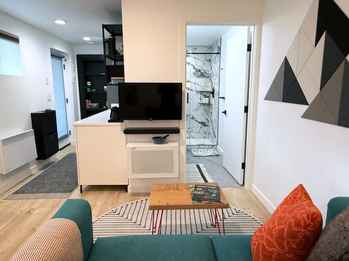 Green Bee Suite - A Cozy, Luxury Studio Apartment - Seattle, WA