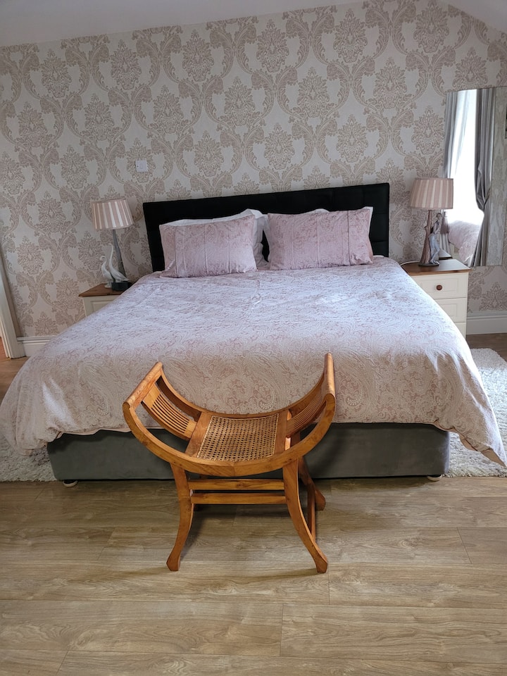 Krevati "Queen 6" në dhomën kryesore të gjumit. 