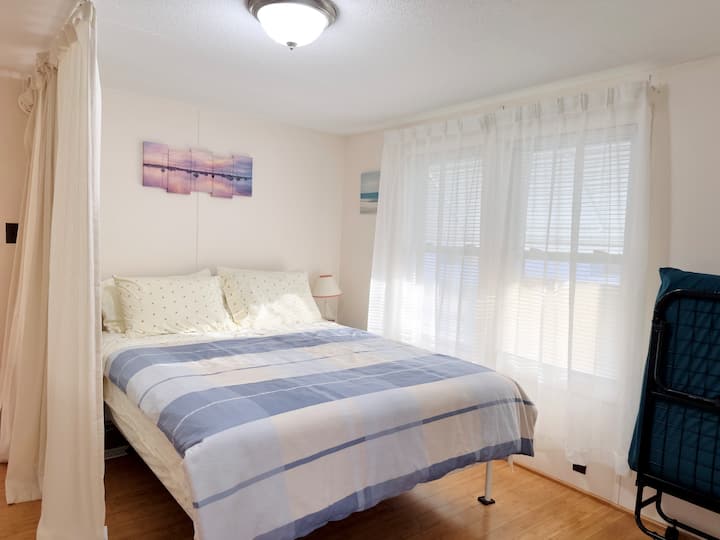 Glavna spavaća soba, pored kupaonice 2 i spavaće sobe 2(sunčana soba)

Ima bračni krevet (160x200) i krevet na kat (za jednu osobu) 
Dodatni jastuci i deke dostupni su u ormaru. 