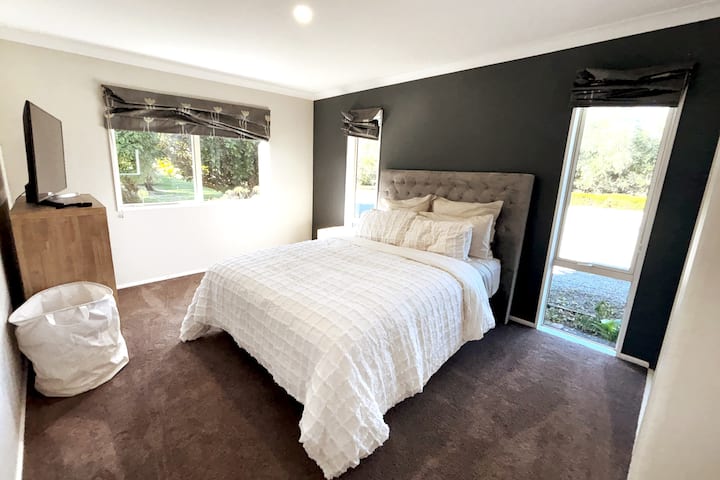 חדר שינה למטה. מיטת קווין סייז חדשה, ראש מיטה, תנור חימום, שמיכות נוספות, מאוורר, מלתחה גדולה עם מראה. טלוויזיה. נוף יפה לגנים.