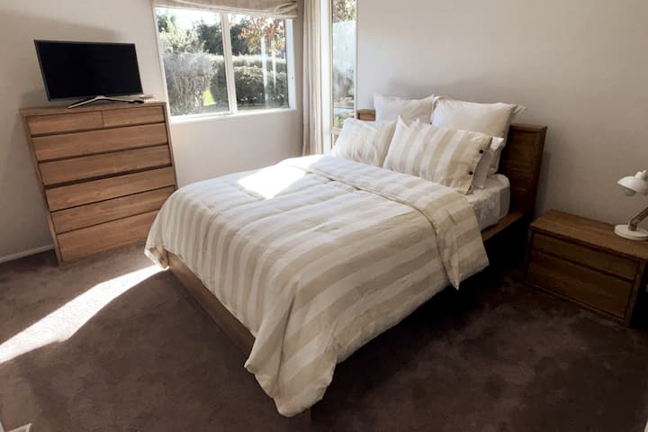 חדר שינה למטה. מיטת קווין סייז חדשה, תנור חימום, שמיכות נוספות, מאוורר, מלתחה גדולה עם מראה. טלוויזיה. נוף יפה לגנים.