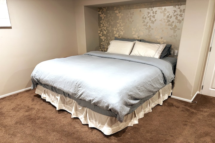 בחדר השינה למעלה יש מיטת קינג-סייז, שמיכות נוספות, מאוורר, תנור חימום, מגבות נוספות וחדר רחצה גדול עם אמבטיית ספא.