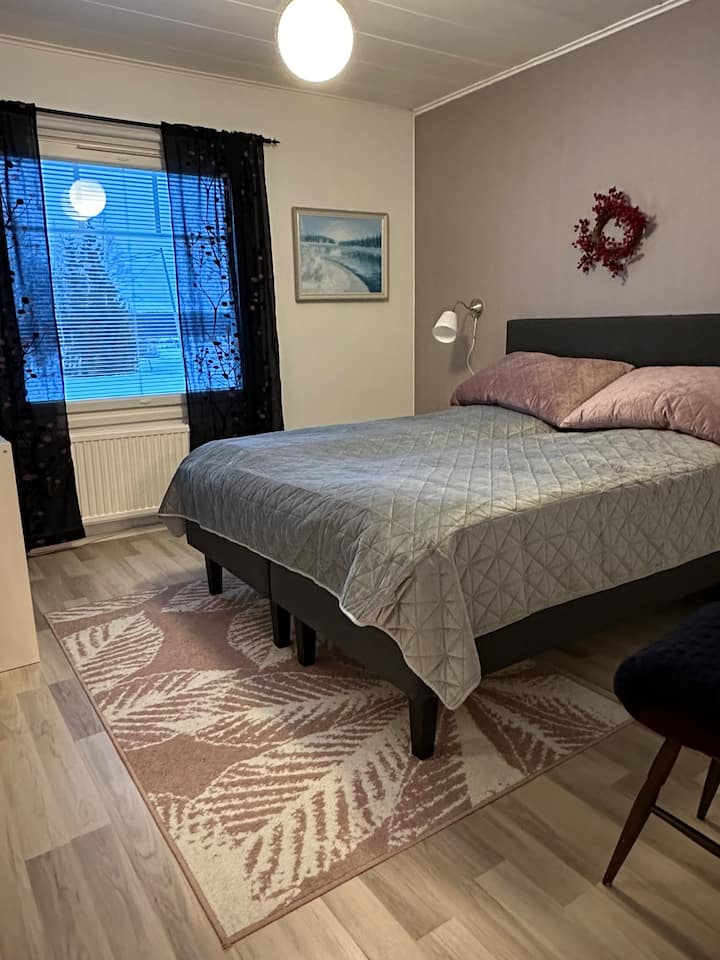 Dhoma kryesore e gjumit ka një krevat dopio dhe dy palë tavolina pranë krevatit. Një krevat fëmijësh ose një krevat fëmijësh mund të zhvendosen në dhomë. Krevati ka mbulesa të buta, jastëkë dhe çarçafë të hekurosur dhe të freskët. Dritarja është me drejtim nga lindja.