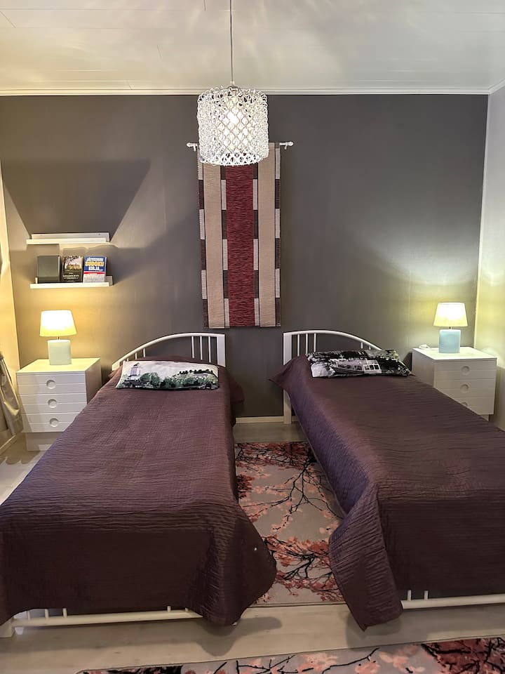 Dhoma ka krevate dhe tavolina pranë krevatit për dy persona. Krevatet kanë mbulesa dhe jastëkë të butë, dyshekë të sipërm mbi dyshekë dhe shtroja të hekurosura mbi krevate. Batanije dhe jastëkë shtesë mund të gjenden në dollapin e gjerë të dhomës.