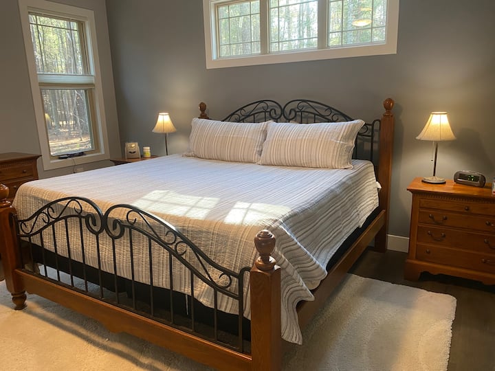 ГОЛЯМО ДВОЙНО ЛЕГЛО/ОСНОВЕН АПАРТАМЕНТ с баня и тоалетна.