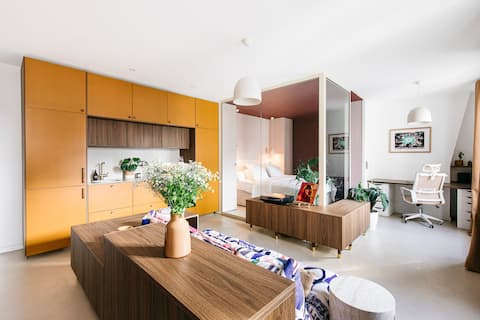 Popular Airbnb listing: Colorful flat for a nice stay in Paris 11e Arrondissement