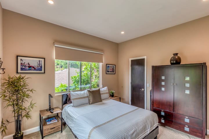 Habitación queen en el piso principal en la esquina.