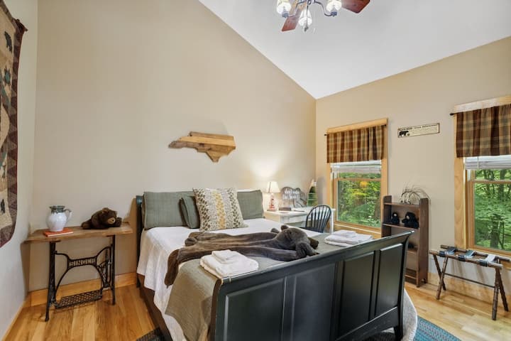 חדר דובים, קומה ראשית, מיטת קווין סייז, שולחן עבודה, ארון