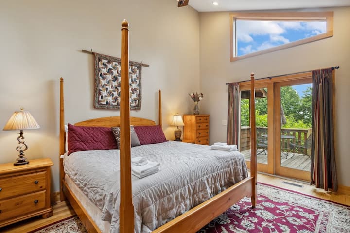 חדר רחצה ראשי, מיטת קינג סייז, נוחה, נוף למרפסת וכניסה למרפסת, חדר רחצה צמוד, ארון, טלוויזיה עם נגן DVD, קומה ראשית