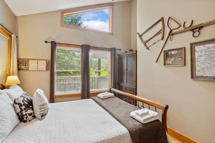 חדר צבי, קומה ראשית, מיטת קווין סייז, נוף למרפסת, טלוויזיה