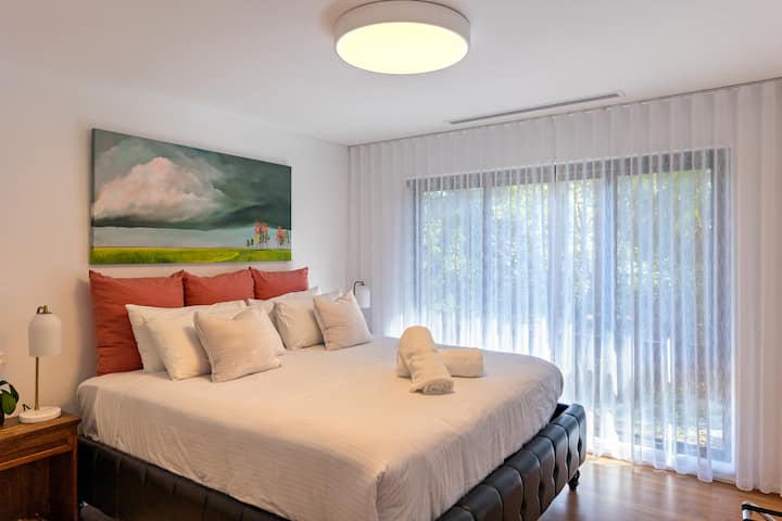 主屋主卧配有加大双人床。