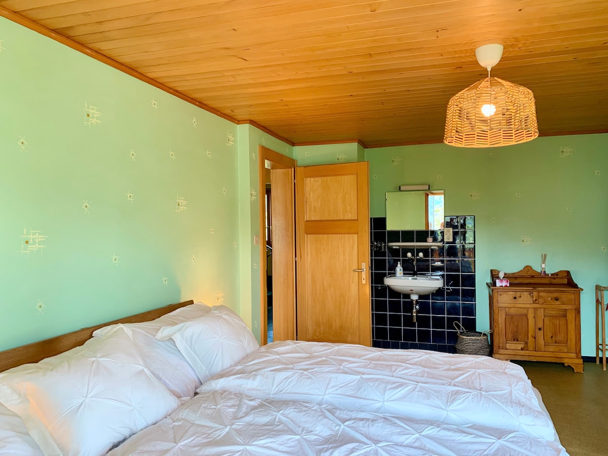 חדר שינה עם מיטה זוגית