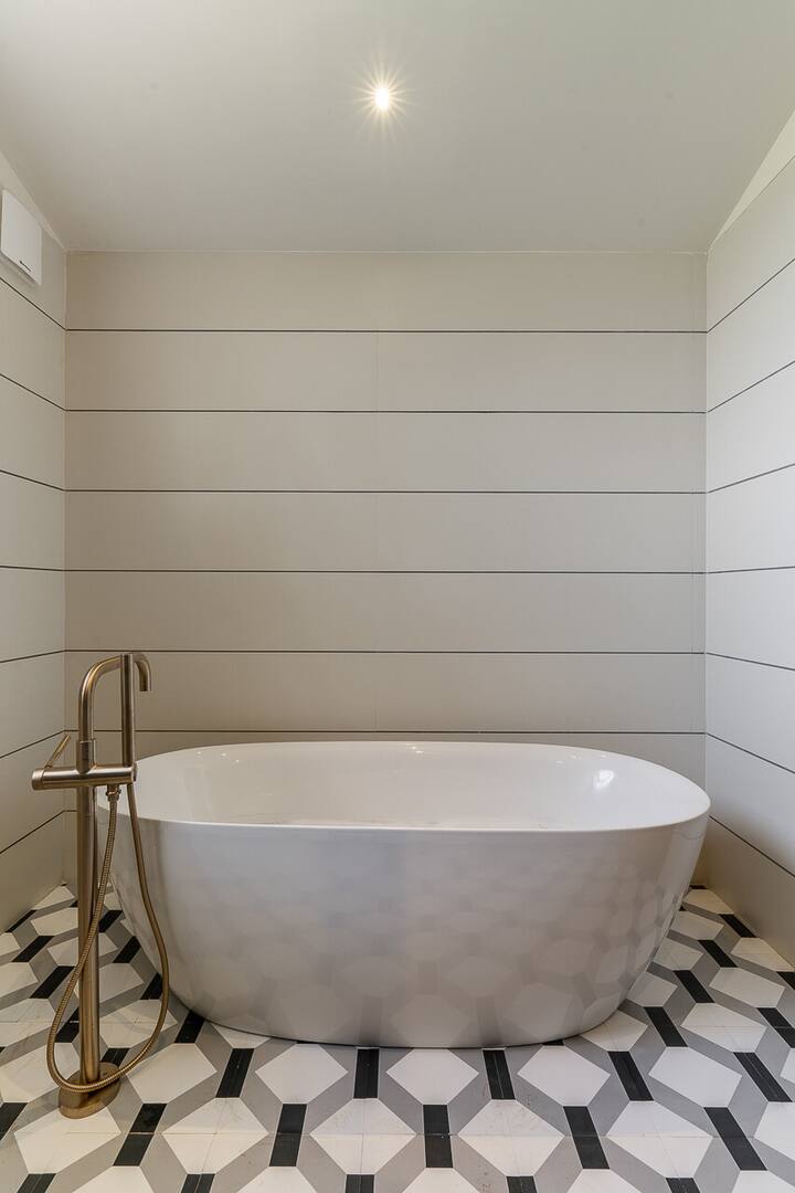 Full bathroom 3 image 1