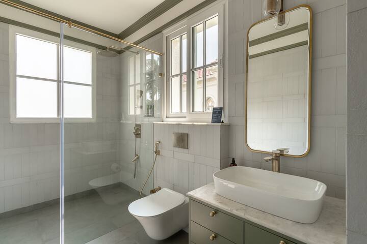 Full bathroom 4 image 1