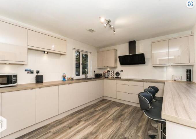 Bolton Luxe Villa gallery image 4