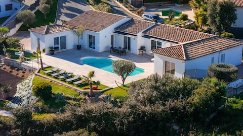 Villa with heated pool and sea view of Cannes Bay