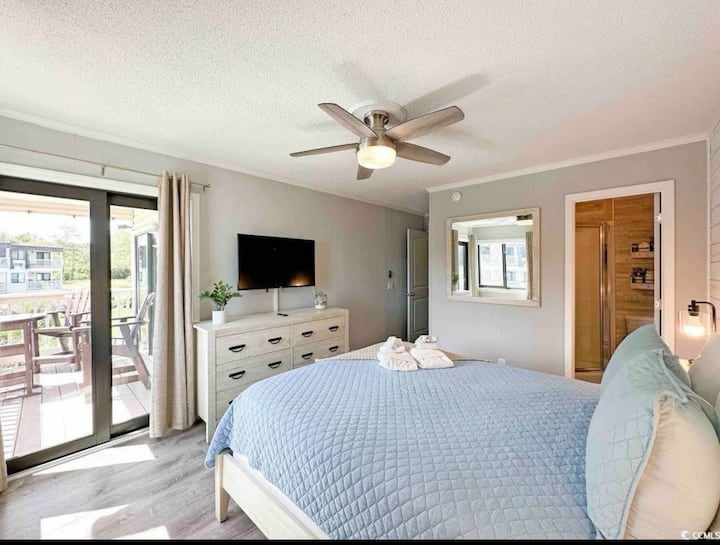 Questo nuovo materasso matrimoniale è particolarmente comodo.  Qui puoi vedere come il bagno si apre sulla camera da letto principale.  La camera da letto ha tende per la privacy per creare una stanza buia per i sonnellini durante il giorno.