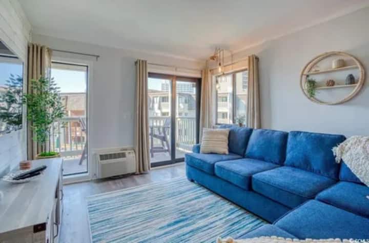 Il divano letto componibile nasconde un letto matrimoniale per gli ospiti aggiuntivi.  Le porte scorrevoli in vetro hanno tende "oscuranti" per il riposo diurno. L'accesso a splendide viste sulla piscina e sulla spiaggia è offerto attraverso le porte scorrevoli in vetro che conducono al balcone.