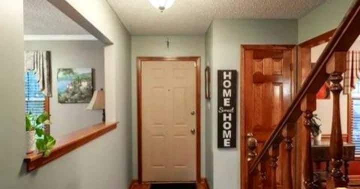 Great Location - Cozy 4 Bedroom, 4 & 1/2 Bath - Topeka, KS