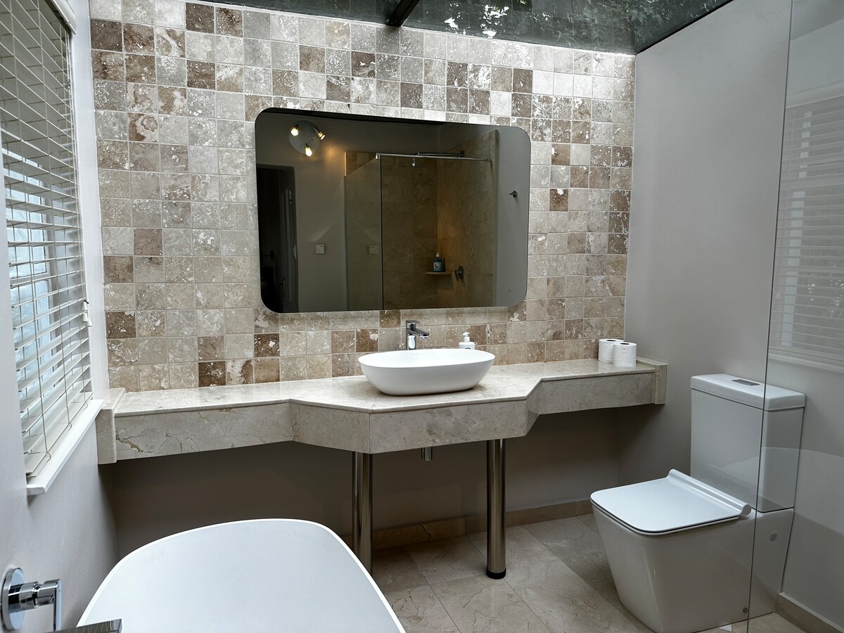 حمام داخلي وحمام مستقل ودش زجاجي وتشطيبات رخامية حقيقية وتدفئة تحت الأرضية وسقف زجاجي. 