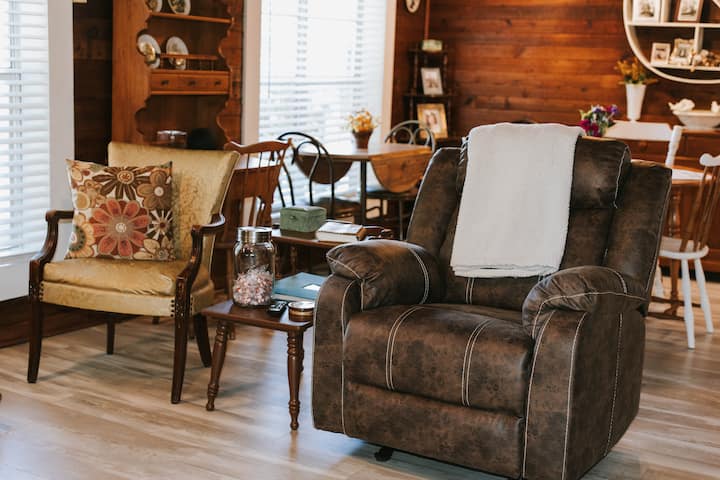 Storybook Farmhouse W/golf Cart, Near Waterfalls - Guntersville Lake