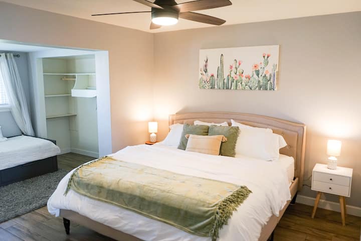 主卧-一张2米宽双人床，还有一张沙发床，弹出一张加大双人床。 平板智能电视、书桌、梳妆台灯和遮光帘。 