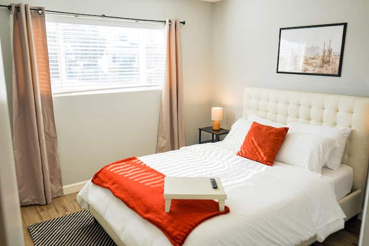 标准双人床，配备智能平板电视和遮光帘。 