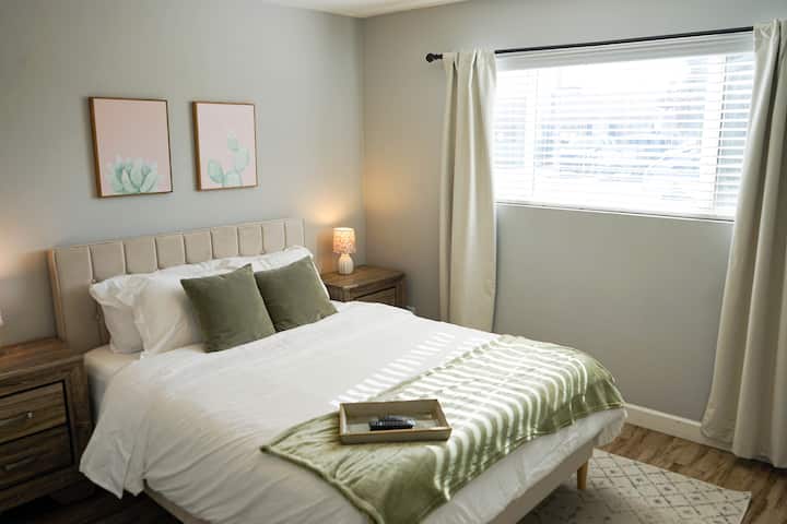 标准双人床，配备智能平板电视和遮光帘。 