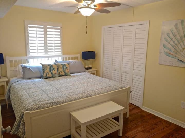 Lujosa suite principal: relájate en el espacioso dormitorio principal con una cama Tempur-Pedic King con base ajustable, techos de madera abovedados y un patio privado. Disfruta de un televisor de pantalla plana, una decoración elegante y un gran baño privado para la máxima comodidad.