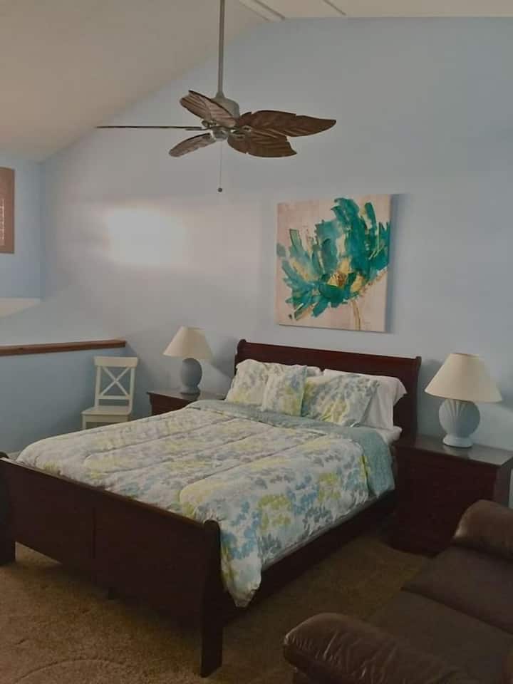 Amplio dormitorio tipo loft: ubicado en el loft, este acogedor dormitorio cuenta con una cómoda cama tamaño queen, un armario grande y un televisor de 55 pulgadas. Con su propio baño privado, es un refugio ideal para huéspedes adicionales o niños, que ofrece privacidad y comodidad.