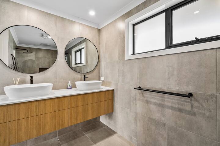 Elegant Creekside Retreat gallery image 5