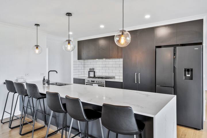 Elegant Creekside Retreat gallery image 2