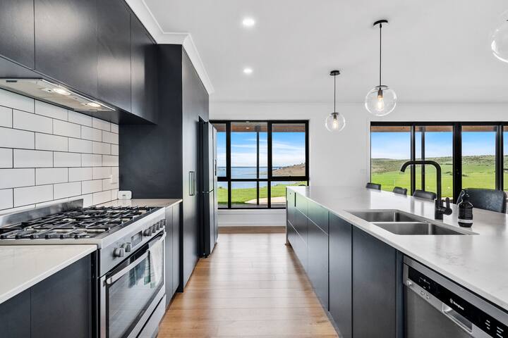 Elegant Creekside Retreat gallery image 4