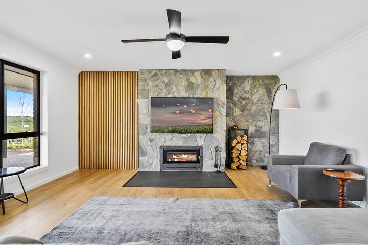 Elegant Creekside Retreat gallery image 3