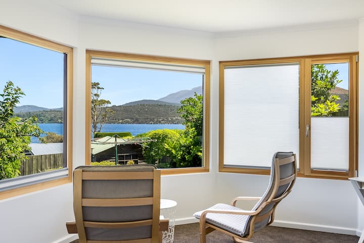 Stylish Studio W/ Stunning Views - Hobart