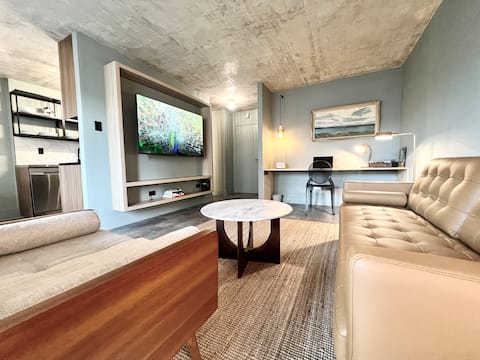Successful Airbnb property: Chic Central 1 Bedroom Condo w/ UG Parking in Wîhkwêntôwin