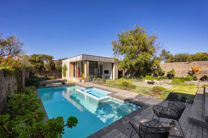 *Quay*Walk to beach Gas Heated Pool Spa Trampoline