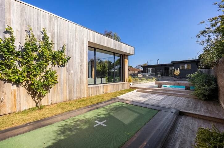 *Quay*Walk to beach Gas Heated Pool Spa Trampoline gallery image 4