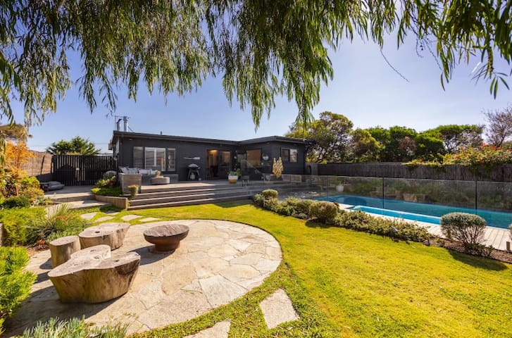 *Quay*Walk to beach Gas Heated Pool Spa Trampoline gallery image 3