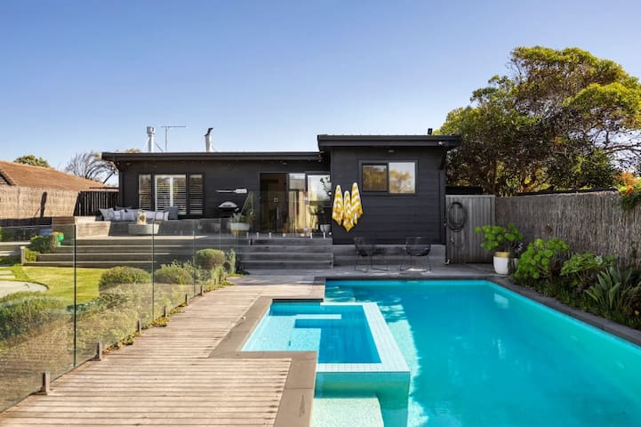 *Quay*Walk to beach Gas Heated Pool Spa Trampoline gallery image 2