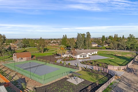 Luxe 5BR | Pickleball | Gym| Workspace & Spa Tub