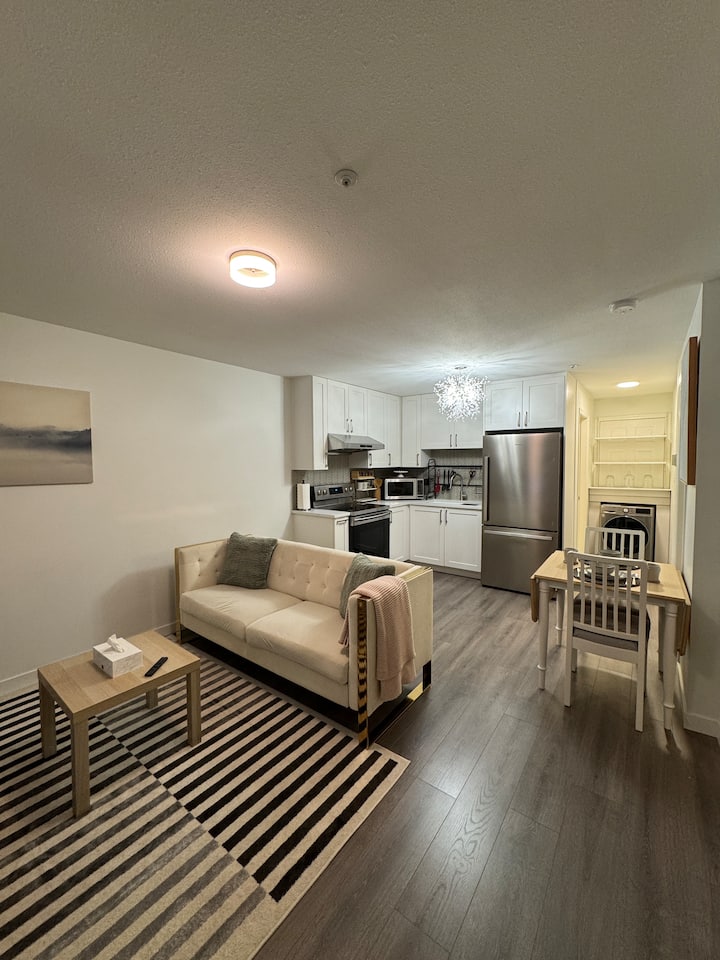 <To:home>; Cozy, Spacious & Central In Vancouver - 本那比