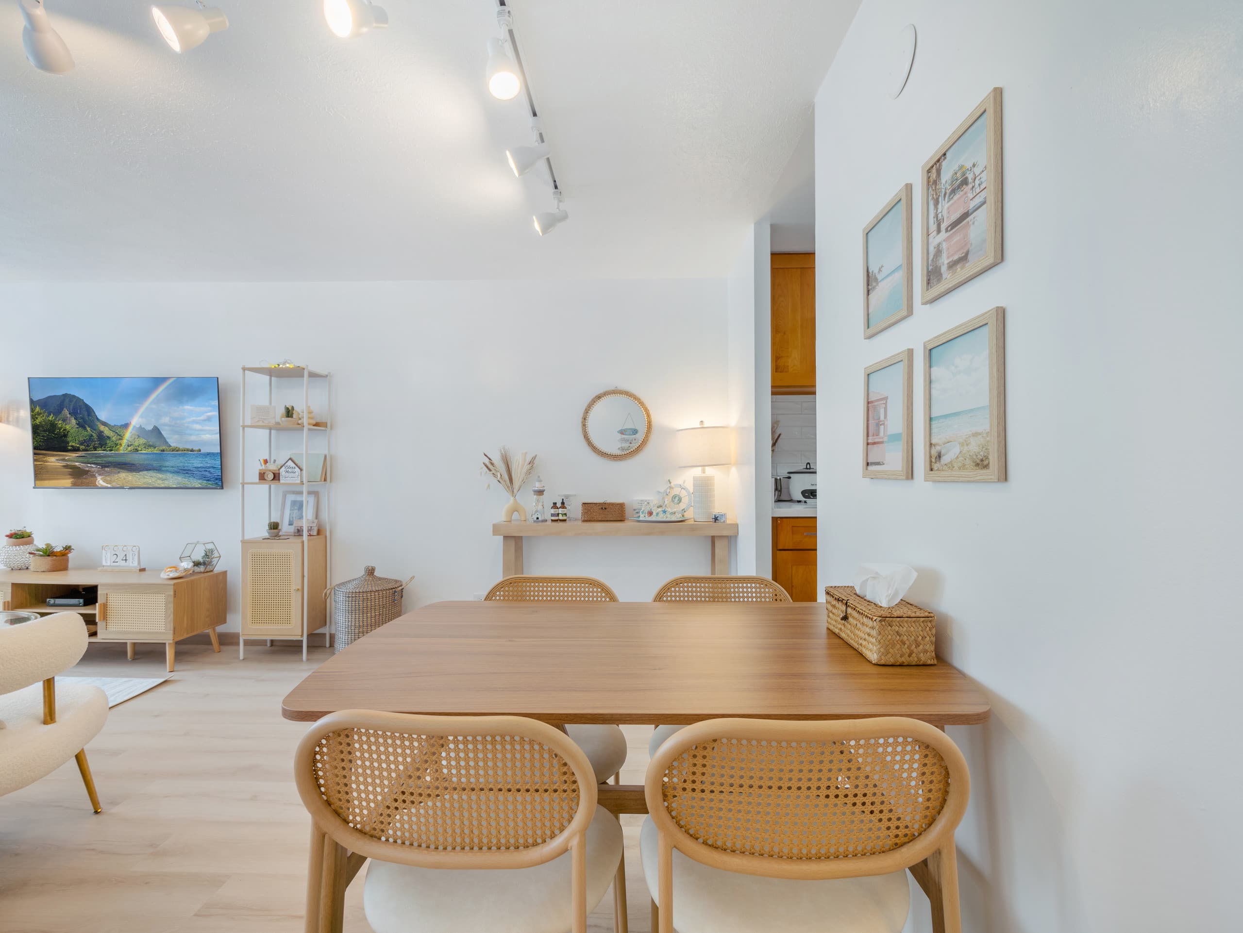 Stylish Renovated Studio with Parking in Waikiki! - Image 13