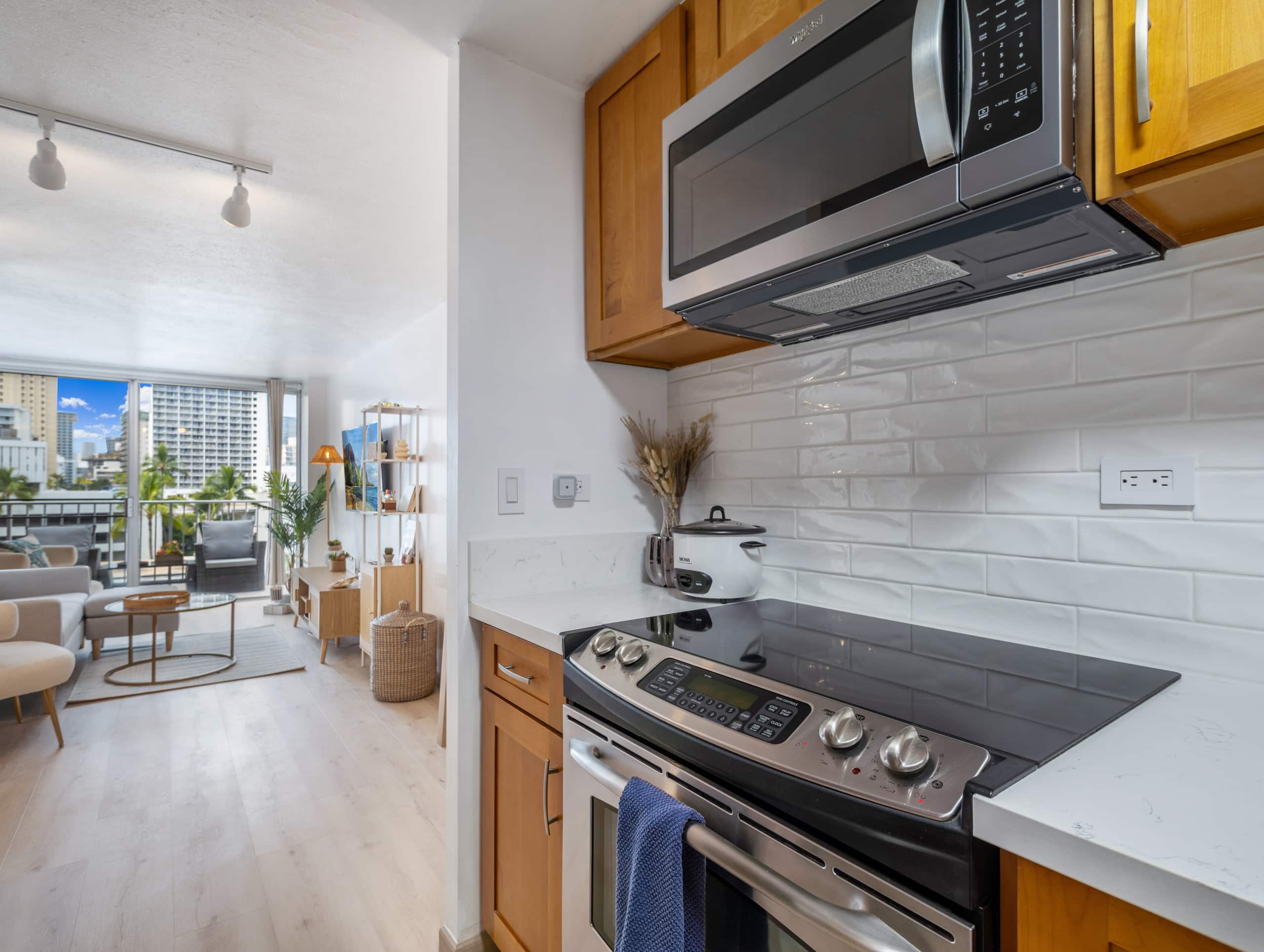 Stylish Renovated Studio with Parking in Waikiki! - Image 10