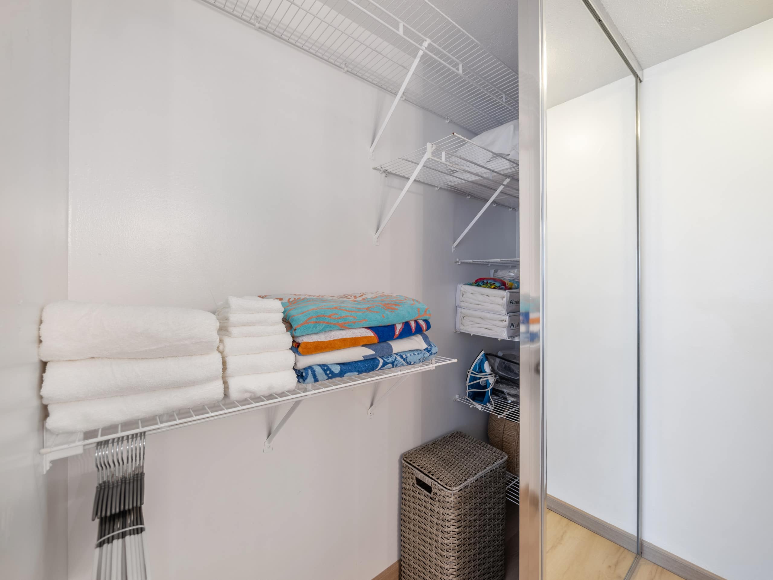 Stylish Renovated Studio with Parking in Waikiki! - Image 42