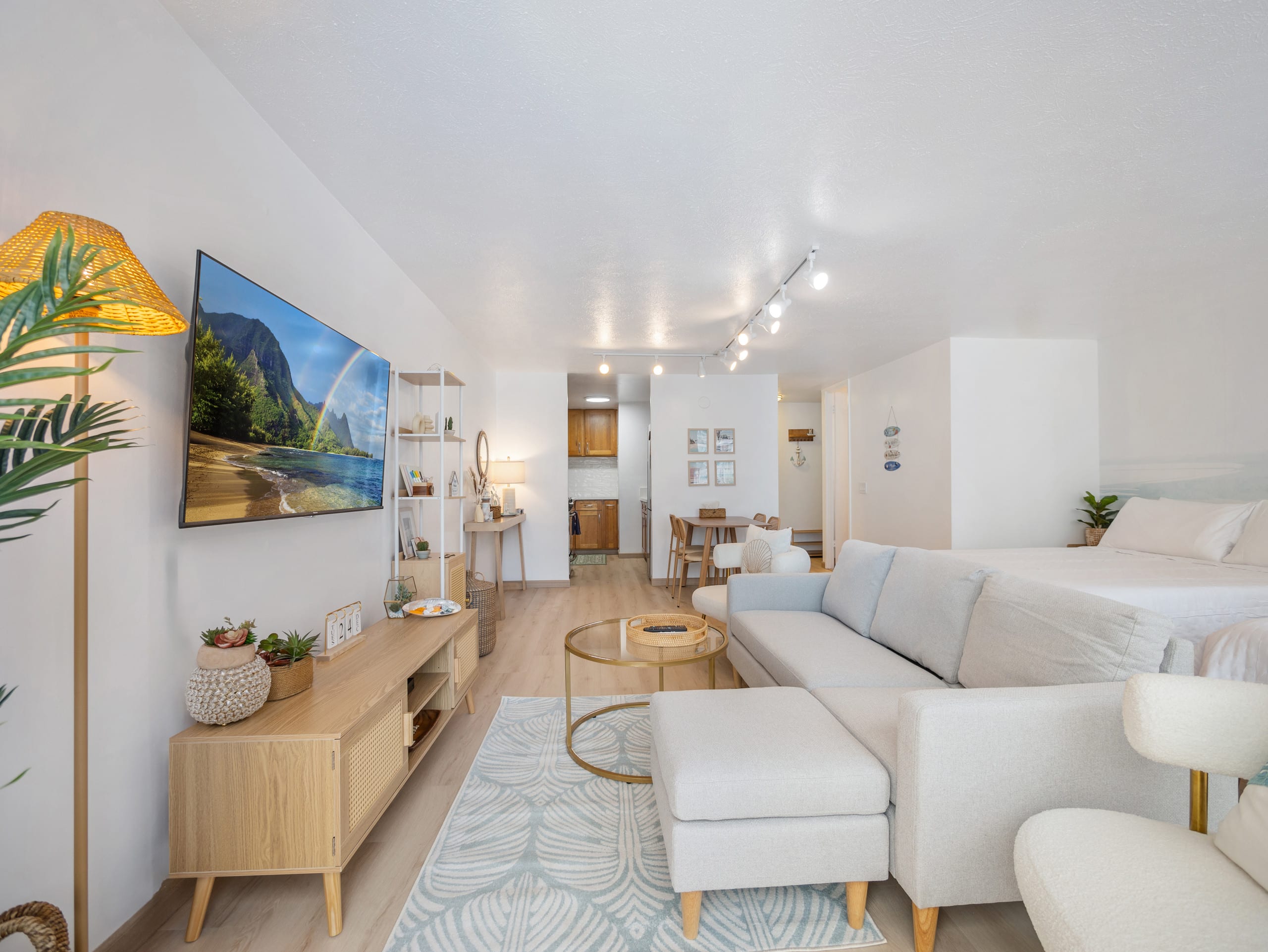 Stylish Renovated Studio with Parking in Waikiki! - Image 2